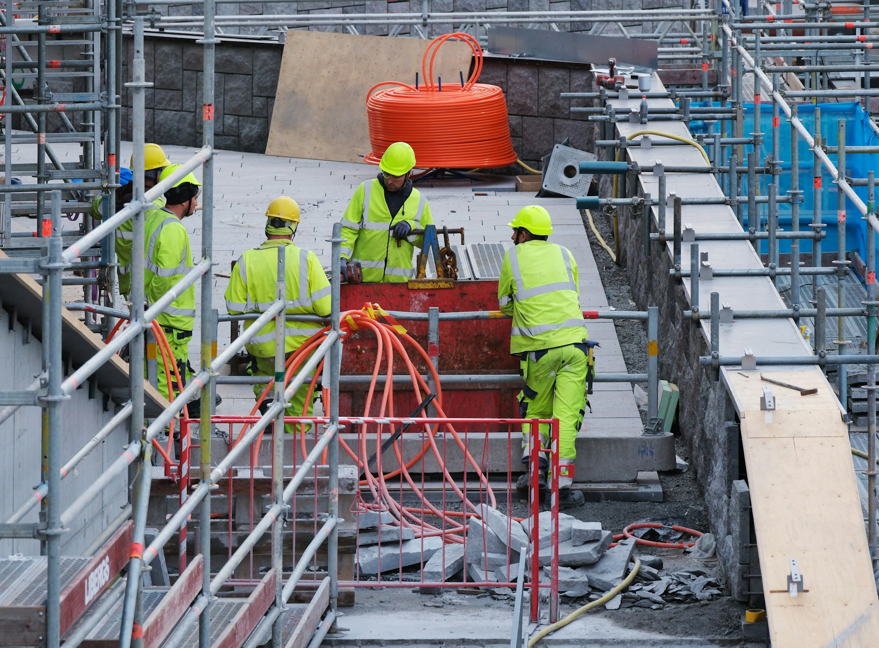 Equipo de construcción coordinando trabajos en obra