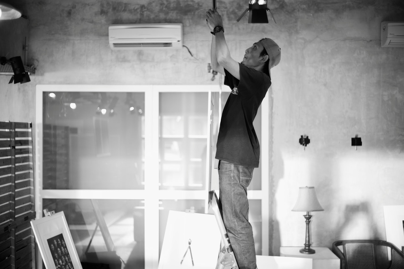 Técnico realizando mantenimiento interior